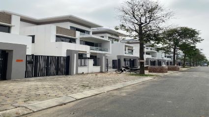 Bán Biệt thự Thanh Hà B1.1 BT02 diện tích 240m2 mặt tiền 12m hướng Tây Nam xây hoàn thiện mặt ngoài đường 25m