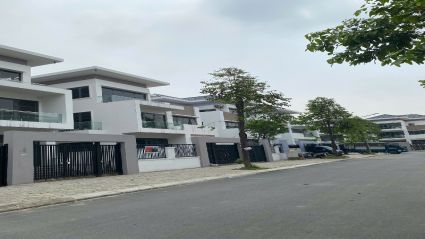 BÁN BIỆT THỰ THANH HÀ B1.1 BT04 DIỆN TÍCH 240M² MẶT TIỀN 12M HƯỚNG TÂY NAM ĐƯỜNG 14M NHÀ HOÀN THIỆN MẶT NGOÀI